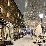 Cosy Castle Flat - Dressing Room - Free Parking *