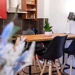 Апартаменты Cosy Castle Flat - Dressing - Free Parking *