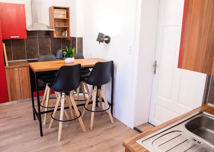 Cosy Castle Flat In Center - Free Parking 아파트